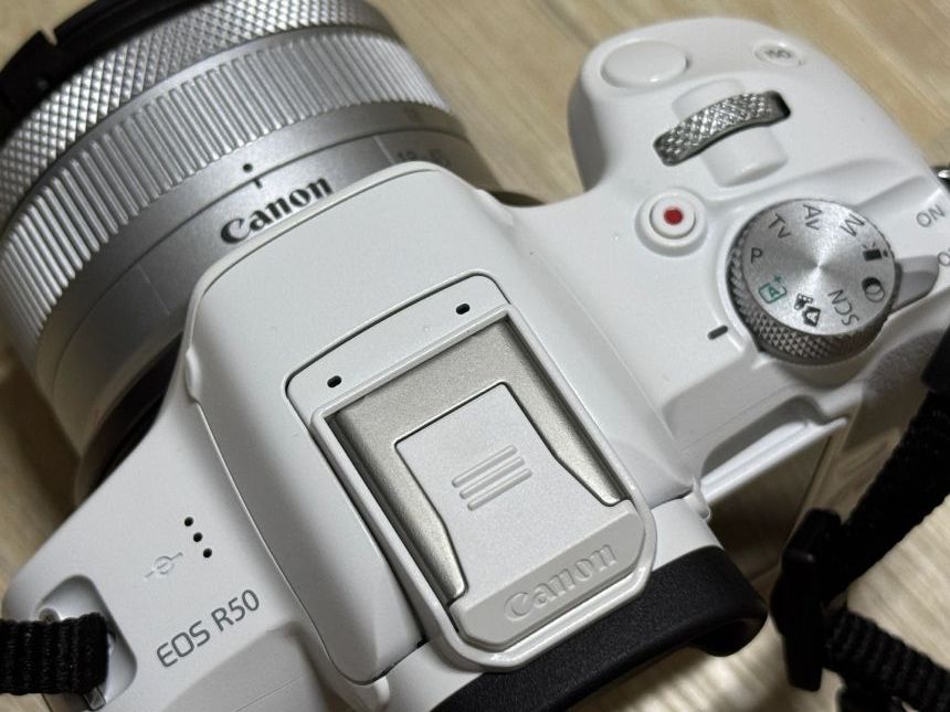 Pass máy ảnh Canon R50 mua từ 1/10, còn mới full box, giá 8xx có fix