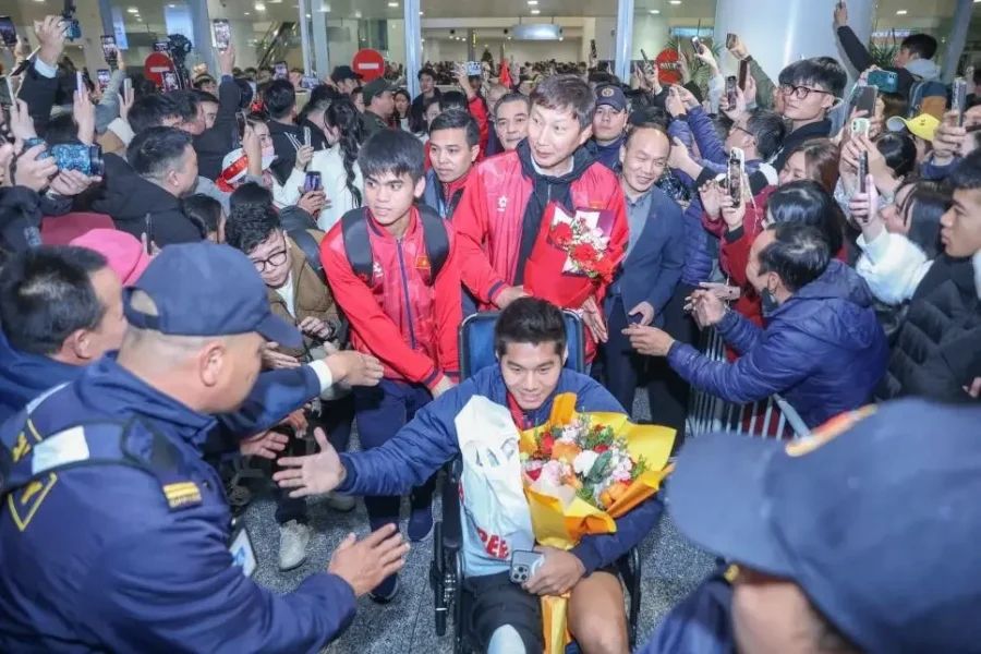 Hình ảnh các chiến binh sao vàng của chúng ta trở về trong vòng vây người hâm mộ.