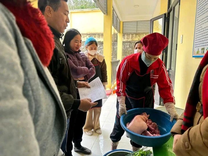 Phạt công ty bán thịt lợn nhiễm dịch tả vào bếp ăn mầm non 22,5 triệu đồng... có vẻ đúng không nhỉ?