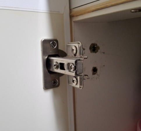Bản lề tủ bếp bị rơi ra rồi