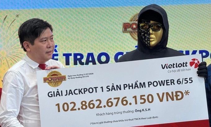 Người Hàn làm ở Bắc Ninh quê mình trúng Jackpot Power 6/55 hơn 102 tỷ, nhìn ảnh ổng đeo mặt nạ nhận giải mà cười xỉu